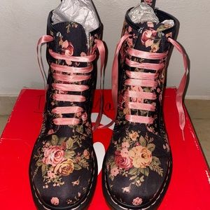 Beautiful❣️✨like new✨ Victorian flower Doc Martens